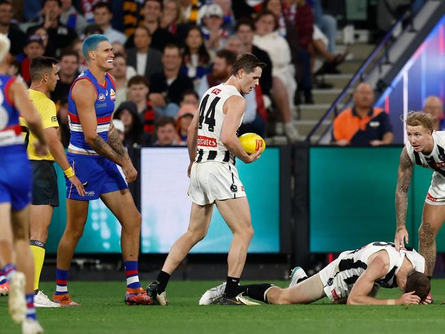 MELBOURNE, AUSTRALIA - MARCH 21: Mason Cox of the Magpies is seen injured as Rory Lobb of the Bulldogs looks on during the 2025 AFL Round 02 match between the Footscray Bulldogs and the Collingwood Magpies at the Melbourne Cricket Ground on March 21, 2025 in Melbourne, Australia. (Photo by Michael Willson/AFL Photos via Getty Images)