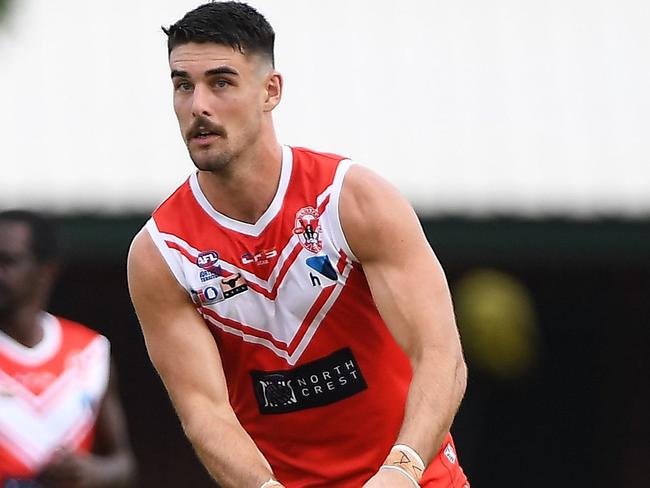 Waratah's Rob Turnbull looks for a teamate. Picture: Felicity Elliott AFLNT/Media