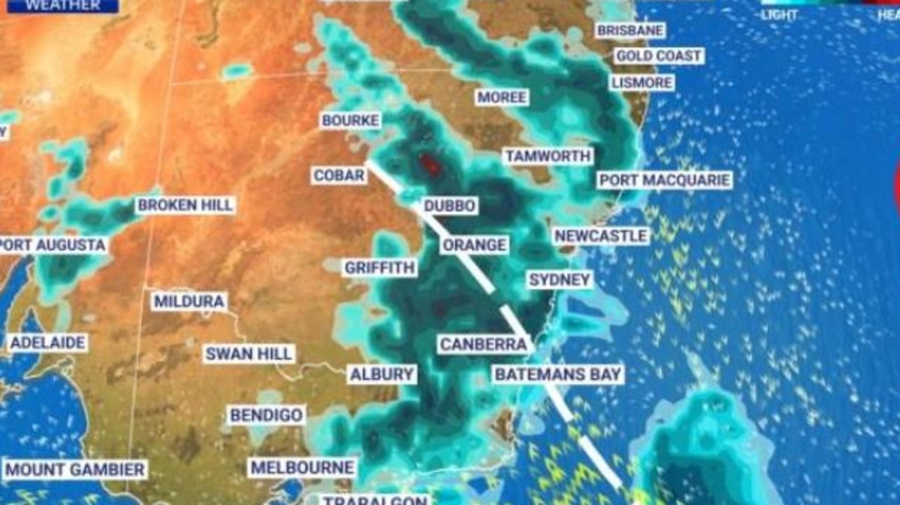 Thousands without power as Sydney faces days of rain