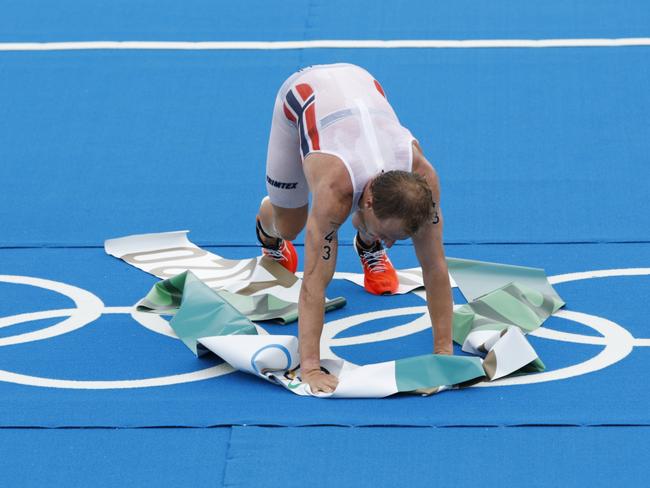 TOKYO, JAPAN - JULY 26: Kristian Blummenfelt of Team Norway celebrates as he crosses the line to win the Men's Individual Triathlon on day three of the Tokyo 2020 Olympic Games at Odaiba Marine Park on July 26, 2021 in Tokyo, Japan. (Photo by Adam Pretty/Getty Images)