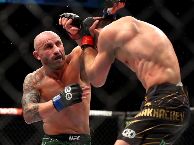 Alex Volkanovski battles Islam Makhachev.