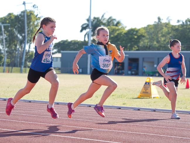 Maddie Searle, Townsville, Tahlia McGilvray of Mackay and Sophie Place from Moranbah with a very even finish to their sprint. Mackay Athletics Summer Series. November 20th, 2021. Picture: Marty Strecker