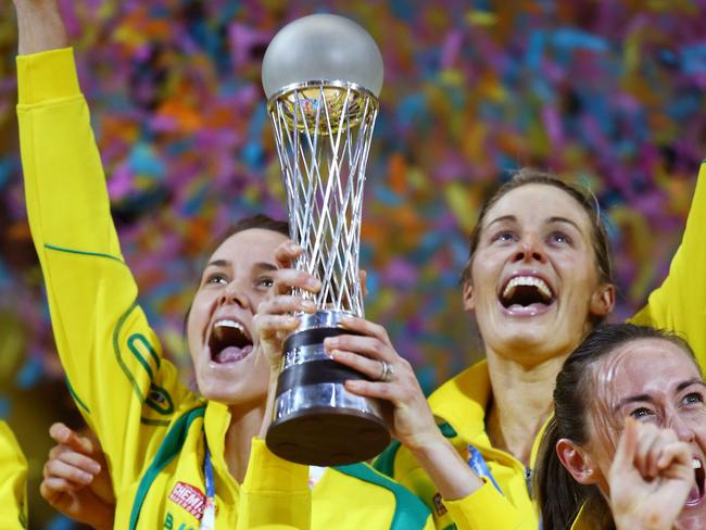SYDNEY, AUSTRALIA - AUGUST 16:  Captain Laura Geitz (C) and the Australian team celebrate with the Netball World Cup trophy after victory in the 2015 Netball World Cup Gold Medal match between Australia and New Zealand at Allphones Arena on August 16, 2015 in Sydney, Australia.  (Photo by Matt King/Getty Images)