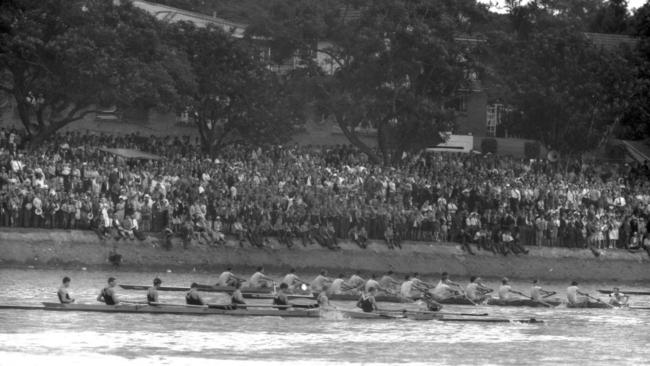 The schoolboys fight it out during the 1962 Head of the River.