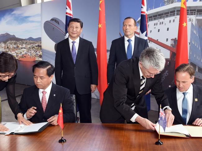 Chinese President Xi Jinping and Australian Prime Minister Tony Abbott look on as China's Administrator of the State Oceanic Administration, Liu Ciqui, and Australia’s Environment Minister, Greg Hunt, sign a Memorandum of Understanding.