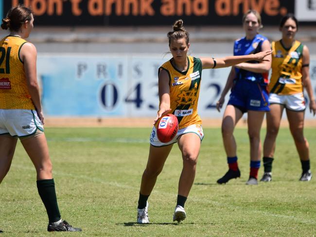 Ponter kicks clear against Tracy Village in 2020. Picture: Tymunna Clements AFLNT/Media