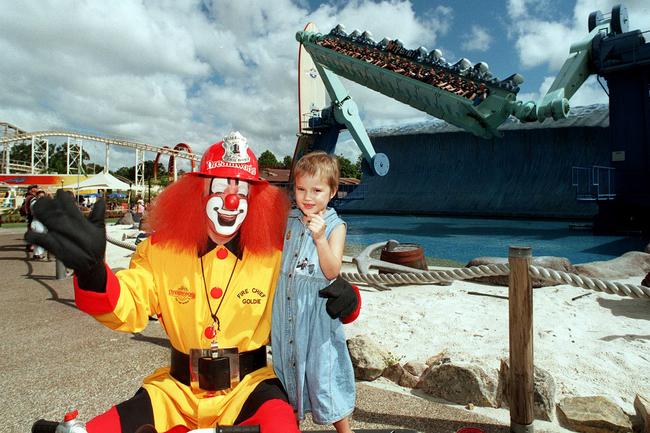 22 mar 1998 .Pic Geoff/McLachlan Dreamworld - Goldie the clown with the Wipeout ride behind - theme parks qld clowns rides children