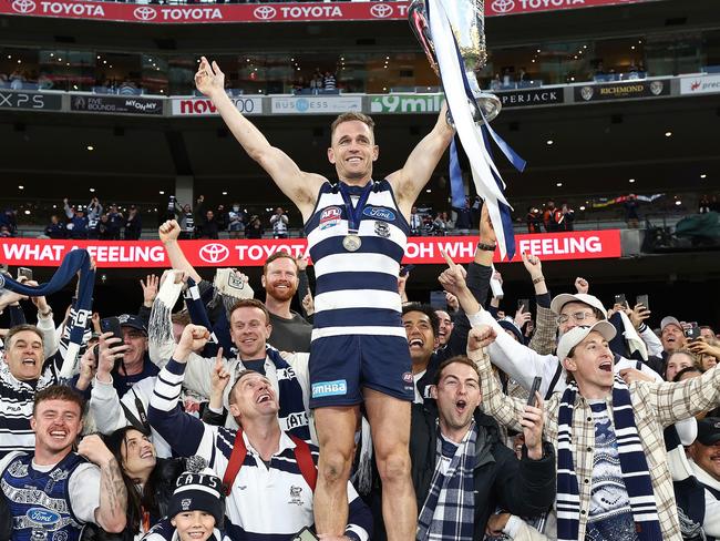 MELBOURNE . 24/09/2022. AFL Grand Final.  Geelong Cats vs Sydney Swans at the MCG.   Joel Selwood of the Cats up on the fence during the lap of honour    . Picture by Michael Klein