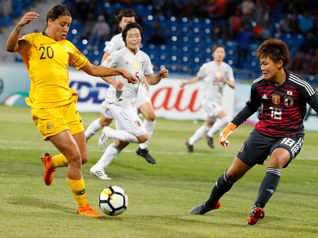 Australia's forward Samantha Kerr prepares to shoot as Japan's goalkeeper Ayaka Yamashita defends.