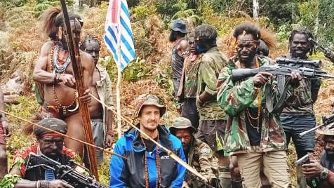 Phillip Mehrtens flanked by his Papuan captors.