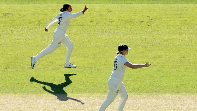 MELBOURNE, AUSTRALIA - JANUARY 30: Alana King of Australia and Ellyse Perry of Australia appeal to the umpire during day one of the Women's Ashes Test Match between Australia and England at Melbourne Cricket Ground on January 30, 2025 in Melbourne, Australia. (Photo by Daniel Pockett/Getty Images)