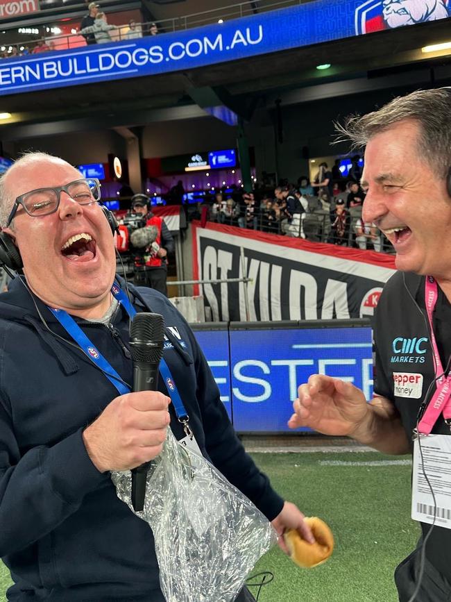 Shane McInnes and Ross Lyon break bread on the boundary line.