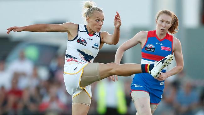 Erin Phillips kicks long against the Western Bulldogs.