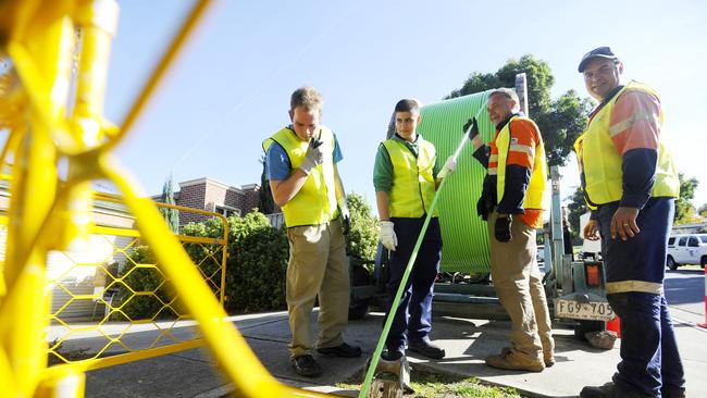 n47wp806 Students from Peter Lalor Secondary College were on hand to help out with the hauling of new fibre optic cable for NBN. Students Jordan and Dunn Nathan Leo with NBN Co workers John Skidmore and Dean McKenzie. South Morang.