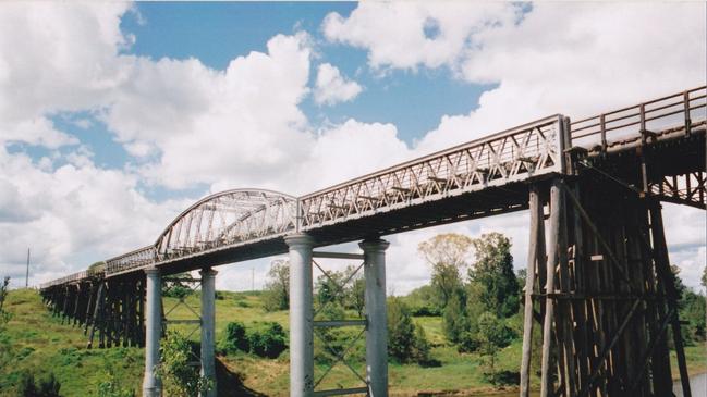 Fraser Coast Visitors Guide: Dickabram Bridge.