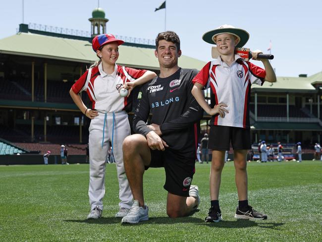 DAILY TELEGRAPH 13TH JANUARY 2025Pictured at the Sydney Cricket Ground is Sydney Sixers captain MoisÅ½s Henriques with Emily Moore and Finn Gadsby from Leichhardt Wanderers Cricket Club.Picture: Richard Dobson