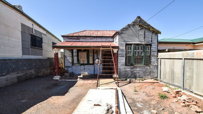 29 Cobalt St, Broken Hill is for sale for $85,000.