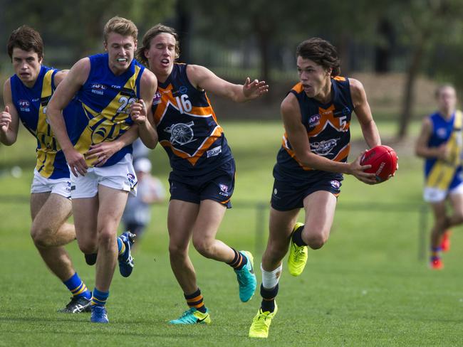 Curtis Taylor dashes away from congestion in the TAC Cup. Picture: Richard Serong