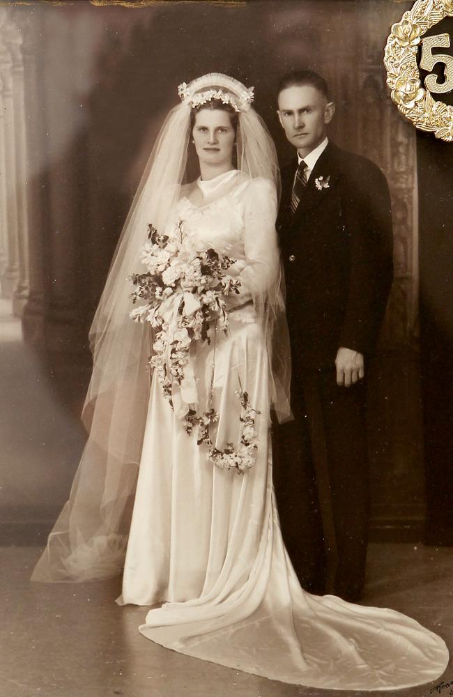 Dexter and his wife Gladys on their wedding day in 1942.