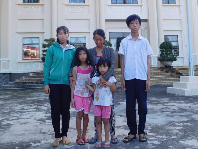 Vietnamese failed asylum seeker Thran Thi Thanh Loan, returned last year by Aust Govt after Vietnam promised not to punish returnees, with her four children outside courthouse where her appeal against a three year sentence was rejected. Her husband is already serving two year jail sentence. The children will be pulled from school and sent to an orphanage