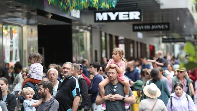 MELBOURNE, AUSTRALIA- NewsWire Photos DECEMBER 24, 2024: Last minute Christmas shopping and festivities in Melbourne CBD. Picture:  NewsWire/ David Crosling