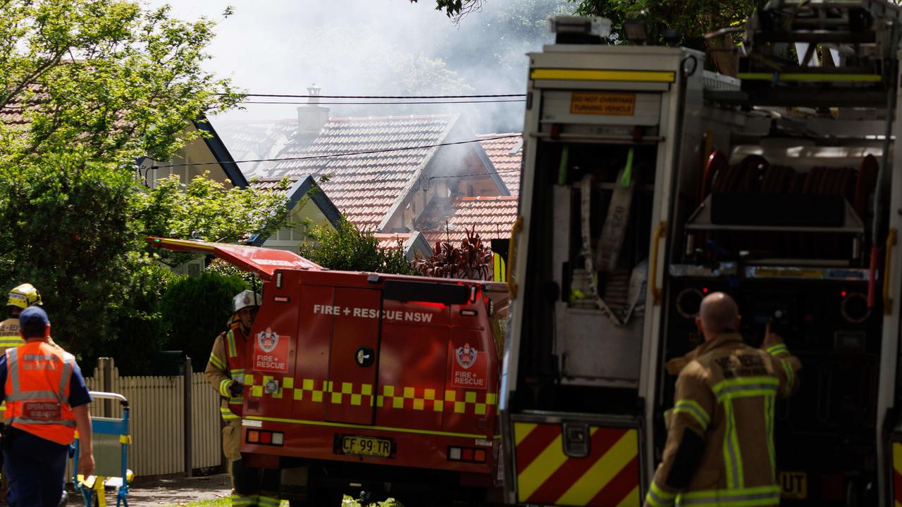 新南威尔士州消防和救援部门表示，有 12 辆卡车参与控制火势。 图片：大卫·斯威夫特