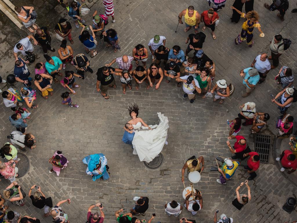 The Top 50 Wedding Photos of 2016 Curated by Junebug Weddings. Nearly 9,000 photos were submitted by photographers from 50 different countries to produce this year’s stunning collection of 50 images. Robert Mauriell - Robert Mauriell Photography