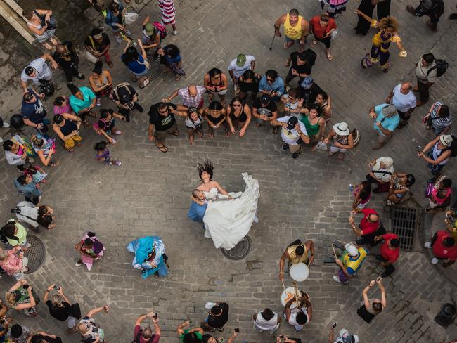 The Top 50 Wedding Photos of 2016 Curated by Junebug Weddings. Nearly 9,000 photos were submitted by photographers from 50 different countries to produce this year’s stunning collection of 50 images. Robert Mauriell - Robert Mauriell Photography