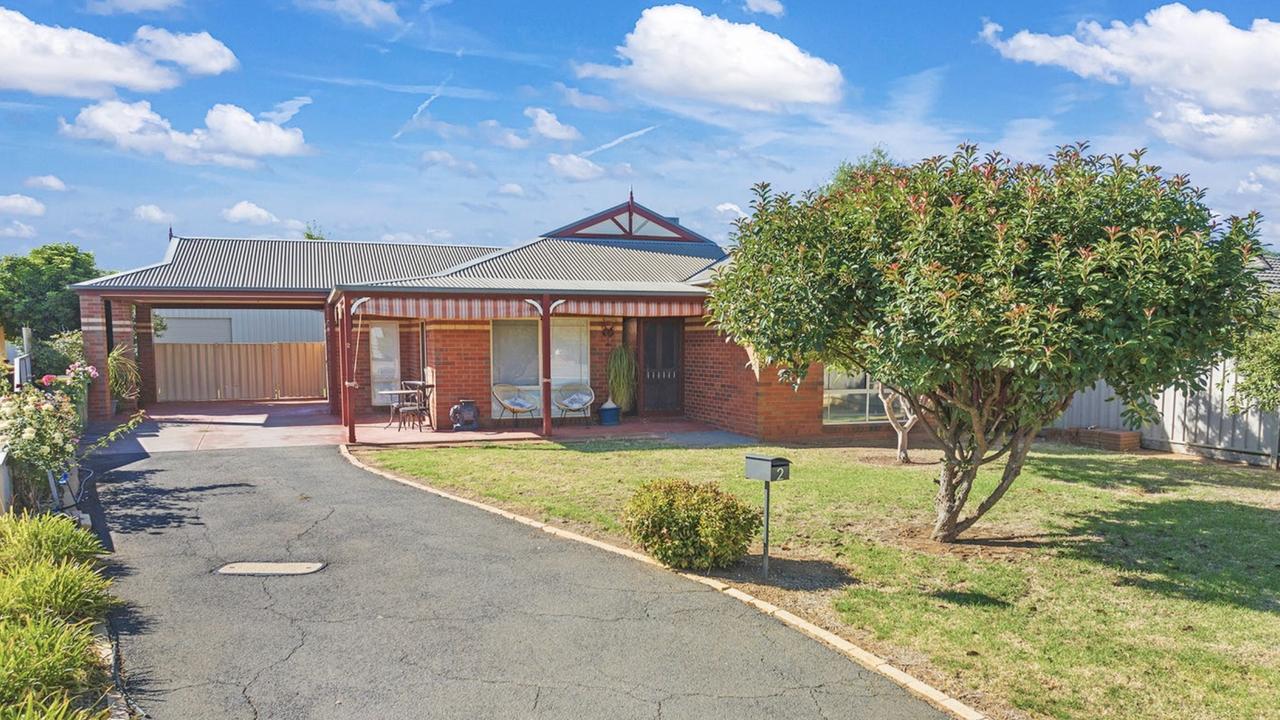 <a href="https://www.realestate.com.au/property/2-leahy-ct-rochester-vic-3561/" target="_self">2 Leahy Court, Rochester</a> – Sold for $460,000.