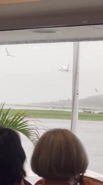 'Oh no': Shocked travelers as plane pulls out of landing