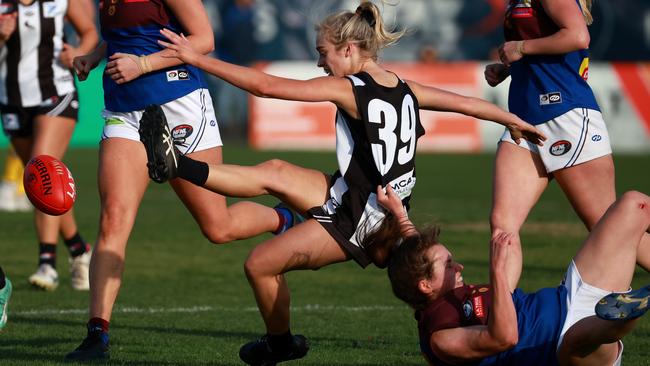 Montmorency’s Isobel Shaw gets a kick under pressure from Taylah Manson. Picture: Hamish Blair