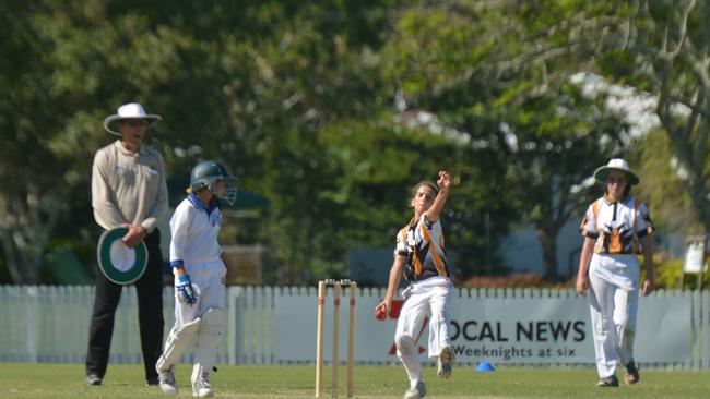 Capricornia bowler Ruby Strange in action in U12 cricket.Photo Lee Constable / Daily Mercury