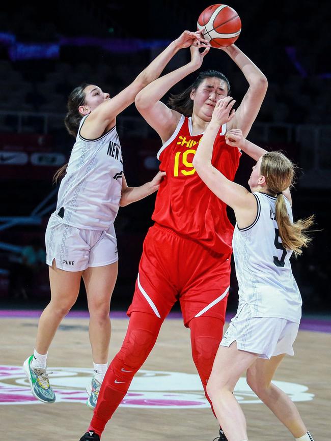 Zhang barely has to leap around the rim. (Photo by AFP)