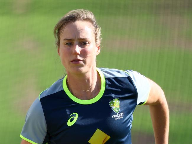 MELBOURNE, AUSTRALIA - JANUARY 28: Ellyse Perry of Australia bowls during an Australian Women's Ashes training session at Melbourne Cricket Ground on January 28, 2025 in Melbourne, Australia. (Photo by Josh Chadwick/Getty Images)