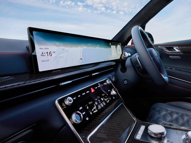 An expansive OLED screen to make GPS navigation even easier.