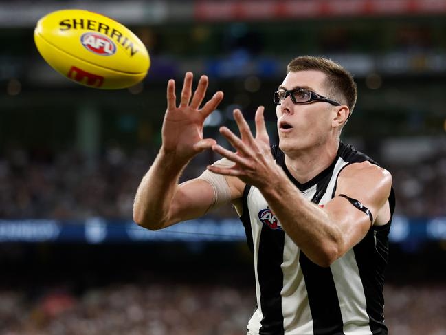 MELBOURNE, AUSTRALIA - MARCH 17: Mason Cox of the Magpies marks the ball during the 2023 AFL Round 01 match between the Geelong Cats and the Collingwood Magpies at the Melbourne Cricket Ground on March 17, 2023 in Melbourne, Australia. (Photo by Michael Willson/AFL Photos via Getty Images)