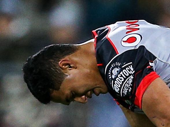 WELLINGTON, NEW ZEALAND - APRIL 16: Roger Tuivasa-Sheck of the Warriors holds his knee after sustaining an injury during the round seven NRL match between the Canterbury Bulldogs and the New Zealand Warriors at Westpac Stadium on April 16, 2016 in Wellington, New Zealand. (Photo by Hagen Hopkins/Getty Images)