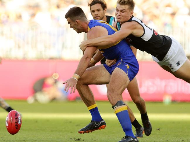 PERTH, WESTERN AUSTRALIA - MAY 05:  Scott Lycett of the Eagles is tackled by Ollie Wines of the Power during the round seven AFL match between the West Coast Eagles and the Port Adelaide Power at Optus Stadium on May 5, 2018 in Perth, Australia.  (Photo by Will Russell/AFL Media/Getty Images)