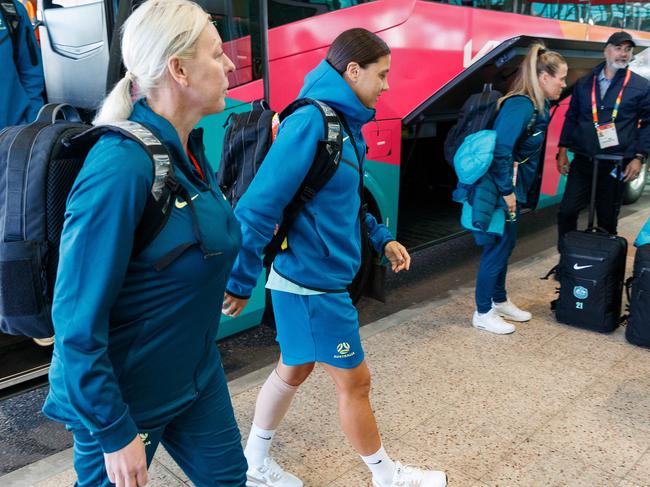 WEEKEND TELEGRAPH JULY 21. 2023The Matildas arrive at Sydney Airport today as they head to Brisbane for their second game in the FIFA WWC. Sam Kerr steps off the bus, with a bandaged leg.Picture: David Swift