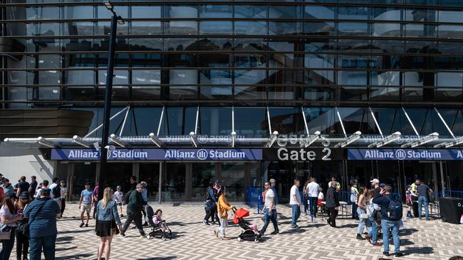 A photo of crowds at Allianz Stadium.