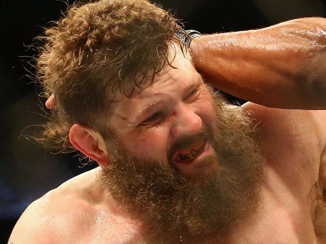 DALLAS, TX - MARCH 14: (L-R) Roy Nelson fights with Alistair Overeem in the Heavyweight bout during the UFC 185 event at American Airlines Center on March 14, 2015 in Dallas, Texas. Ronald Martinez/Getty Images/AFP == FOR NEWSPAPERS, INTERNET, TELCOS & TELEVISION USE ONLY ==