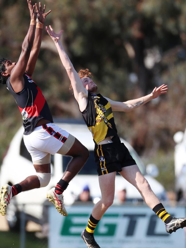 Boisdale-Briagolong‘s Caleb Calwyn flies with Wy Yung’s Jobe Somerville.