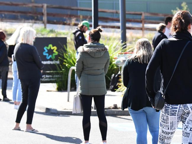 People line up in the car park at  Mount Barkers Centre Link Wednesday March 25,2020.(Image AAP/Mark Brake)