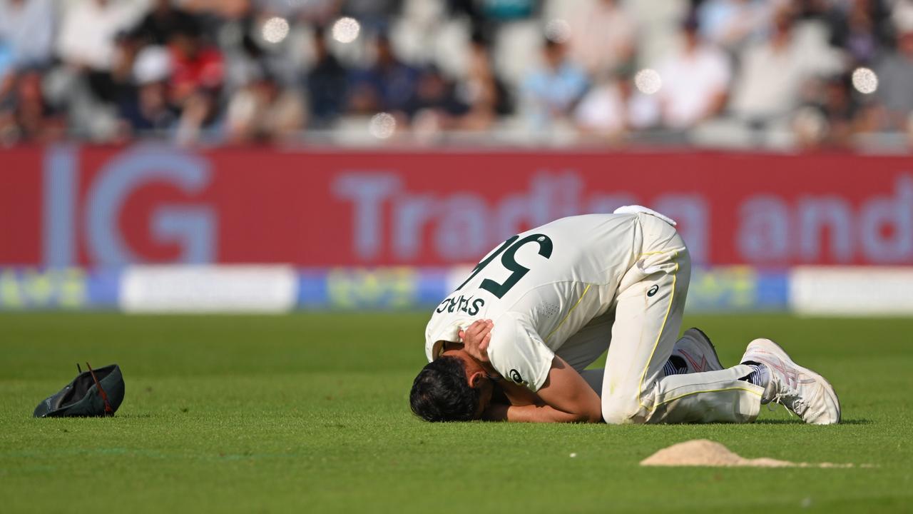 Mitchell Starc clutches his shoulder. Photo by Stu Forster/Getty Images