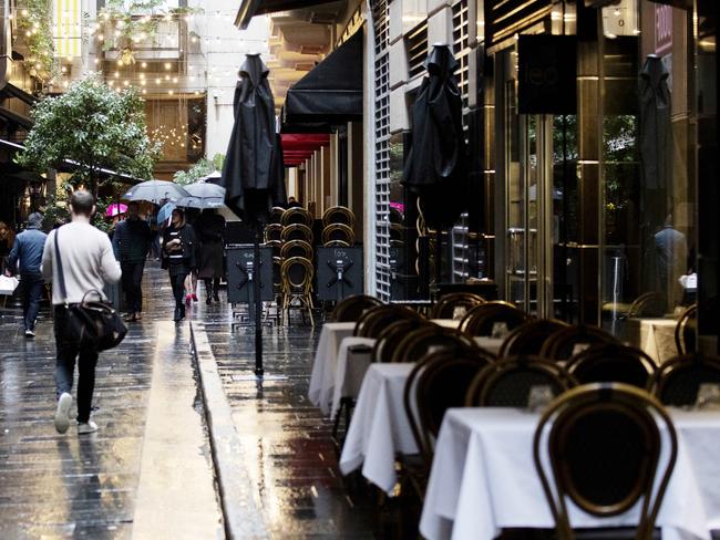 SYDNEY, AUSTRALIA - NewsWire Photos JULY 1, 2022: Cafe and Restaurant workers in the CBD on Friday. Picture: NCA NewsWire / Nikki Short