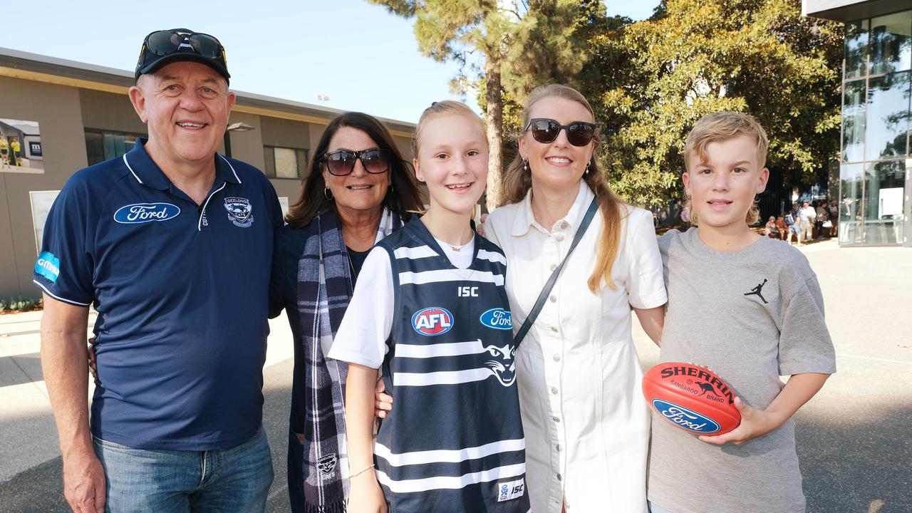 Photos: Fans at Kardinia Park watch Geelong take on St Kilda in the ...