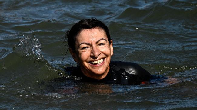 Anne Hidalgo going for a swim in the Seine. Photo by JULIEN DE ROSA / AFP