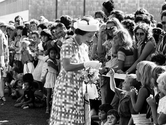 Territorians get their chance to be in proximity of Her Royal Majesty during her 1977 visit. Picture: NT News staff photographer.