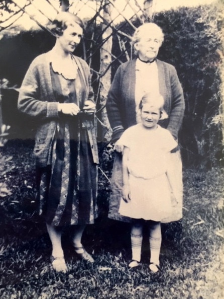 Clarice and Elizabeth Beckett with Patricia Mangan in 1928.