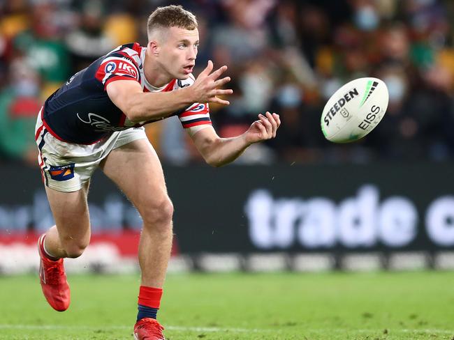 BRISBANE, AUSTRALIA - AUGUST 27:  Sam Walker of the Roosters offloads the ball during the round 24 NRL match between the Sydney Roosters and the South Sydney Rabbitohs at Suncorp Stadium on August 27, 2021, in Brisbane, Australia. (Photo by Chris Hyde/Getty Images)